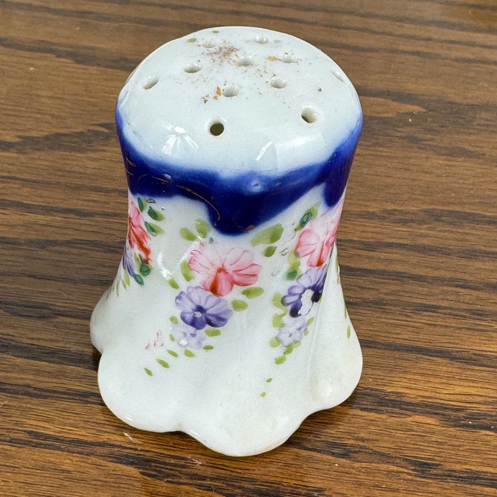 Vintage Mismatched Hand Painted Porcelain Floral Salt and Pepper Shakers Set - Picture 4 of 9